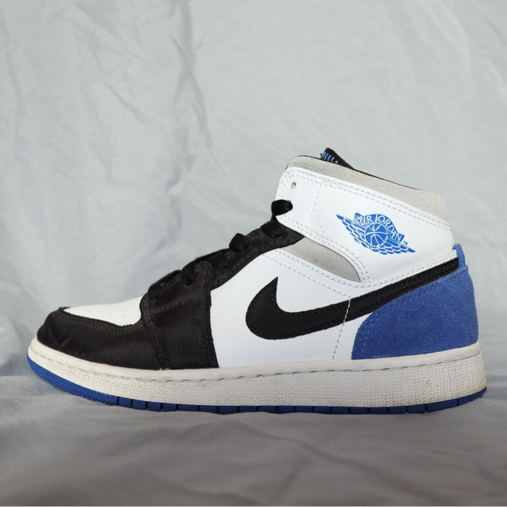 Jordan 1 Mid SE GS ‘Royal Black Toe’ - Size 4.5 - Picture 3 of 5